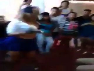 Edecan Jovencita Bailando Untando Su Culo