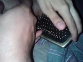 Jugando Con Su Cepillo De Peinar