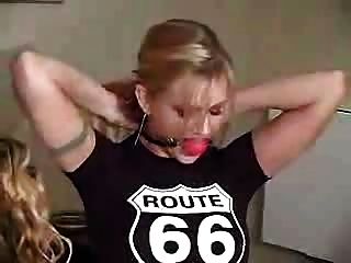 Auf Dem Bett Gefesselt