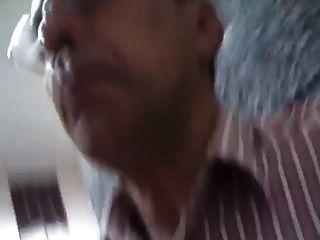 Maduro En Bano Publico
